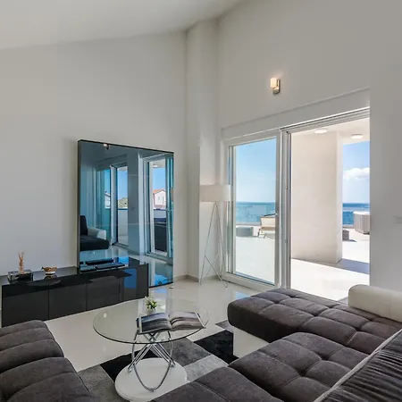 Luxury Penthouse Apartment *